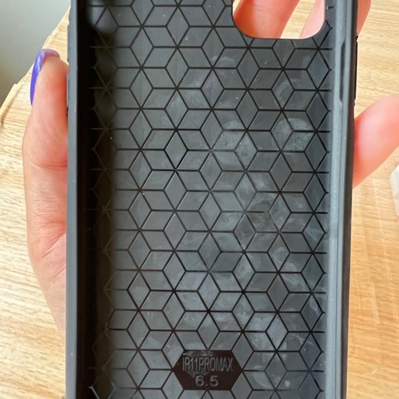 iPhone 11 Pro Max extra durable case w/pop-socket floral patter - Picture 5 of 5